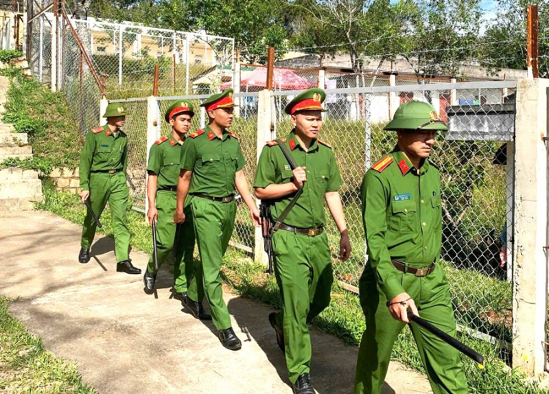 Đảm bảo quyền công dân phía sau song sắt -0