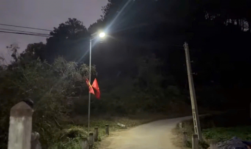 Mang ánh đèn chiếu sáng  làng quê vùng đồng bào dân tộc khó khăn của tỉnh Lạng Sơn -0