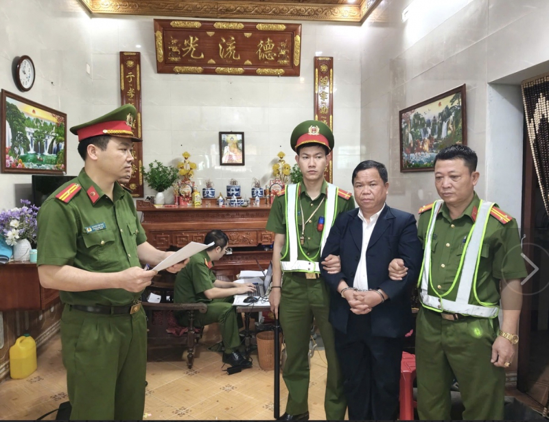 Giả danh luật sư nhận giải quyết tranh chấp đất đai và làm sổ đỏ nhằm chiếm đoạt tiền của thân chủ -0