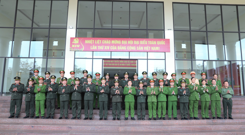 Deputy Minister Nguyen Van Long works with Son La Provincial Police Department -0