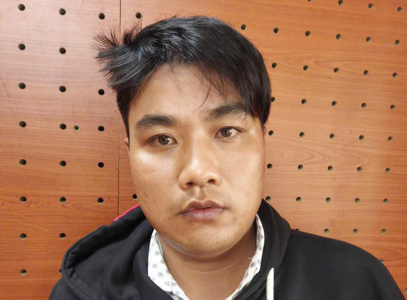 Truy nóng đối tượng dùng dao đe dọa, cướp điện thoại Iphone người đi đường -0