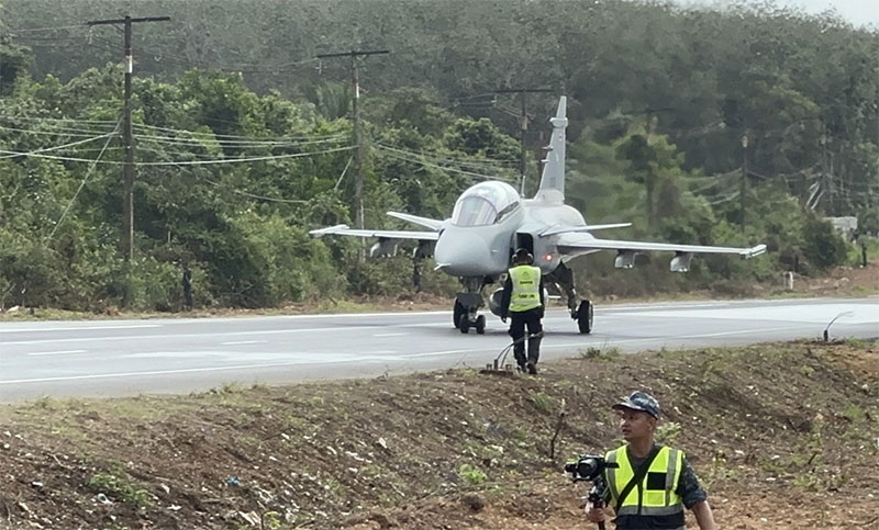 7-gripen-jas39.jpg -0