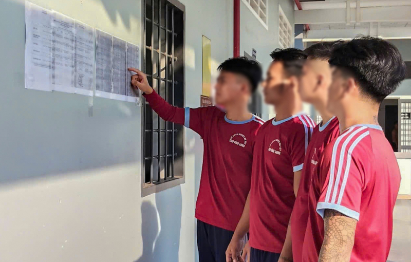 bảng niêm yết danh sách người ứng cử hội đồng nhân dân các cấp đã được dán ngay trước cửa phòng bên trong cơ sở.jpeg -0