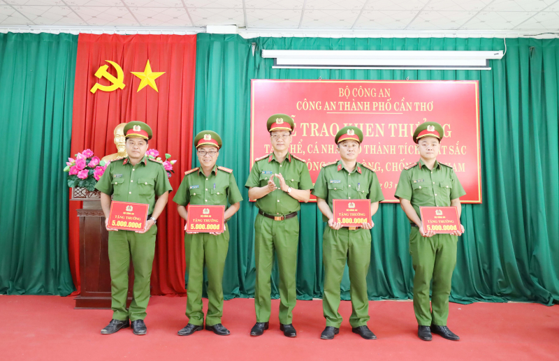 Bộ Công an khen thưởng đột xuất Công an phường ở Cần Thơ -0