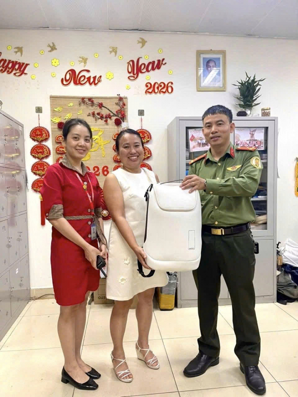 Công an cửa khẩu sân bay Đà Nẵng trao trả tài sản gần 150 triệu đồng cho du khách Ấn Độ -1