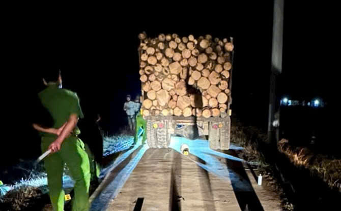 Tông vào đuôi xe công nông, người điều khiển xe máy tử vong -0