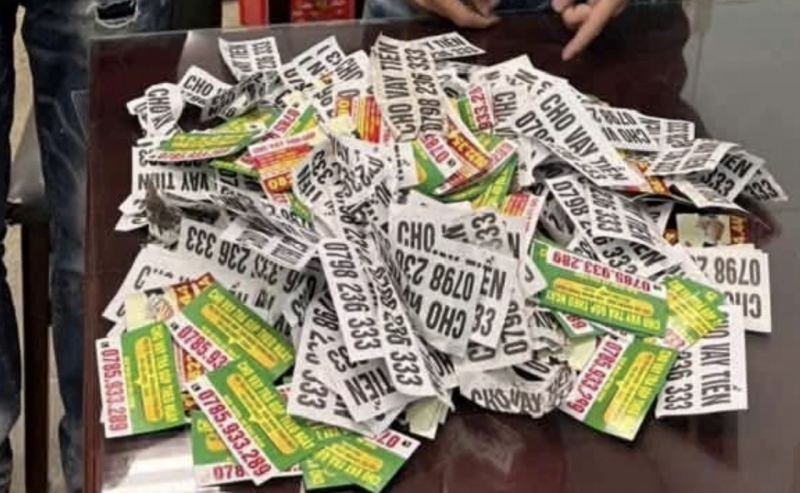 Chưa kịp nhận tiền công, 2 đối tượng rãi tờ rơi cho vay phải đi nhặt lại từng tờ một -0