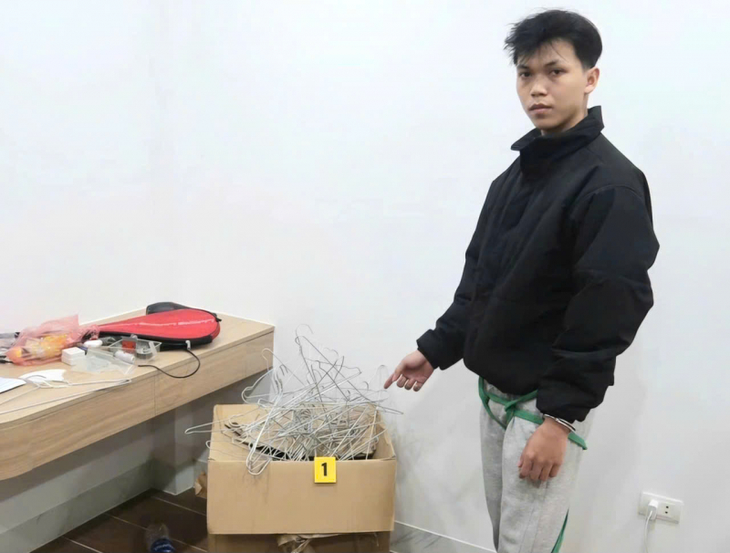 Dùng móc áo cạy cửa đột nhập nhà dân trộm két sắt chứa 5,2 cây vàng để trang trải nợ nần -0