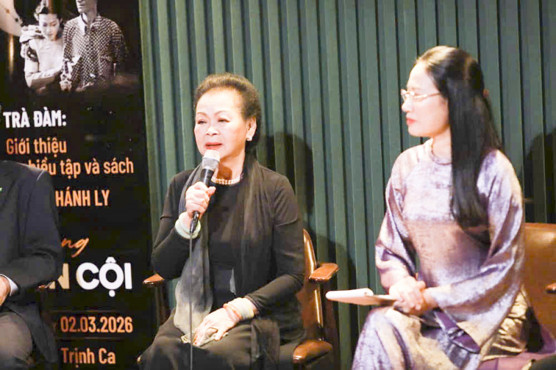 ca si khánh ly (trái) tâm s- cùng khán gi- t-i phòng trà tr-nh ca.jpg -0