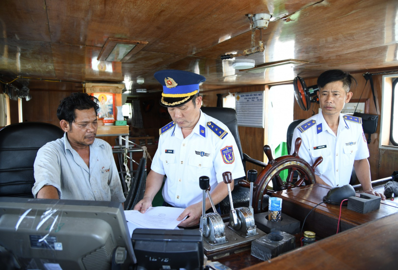 Cảnh sát biển 3 tạm giữ tàu cá vận chuyển 600.000 lít dầu DO 