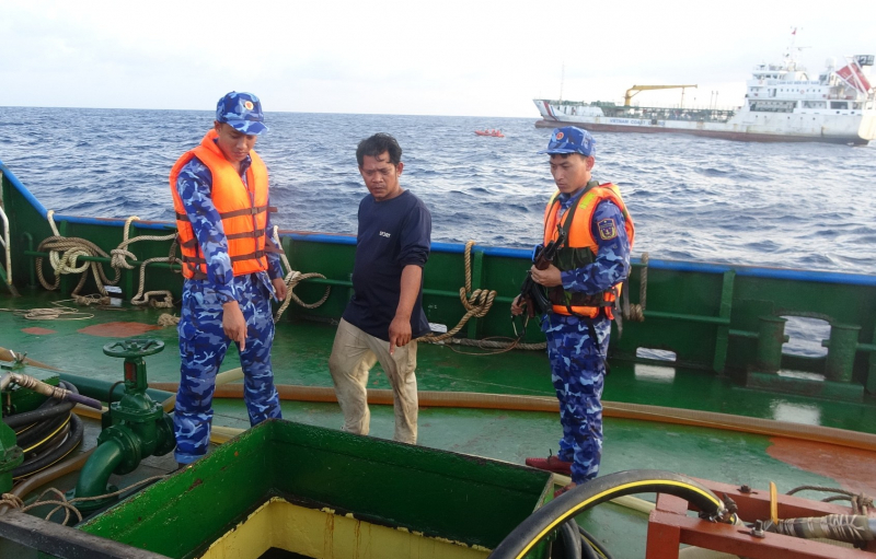 Cảnh sát biển 3 tạm giữ tàu cá vận chuyển 600.000 lít dầu DO 