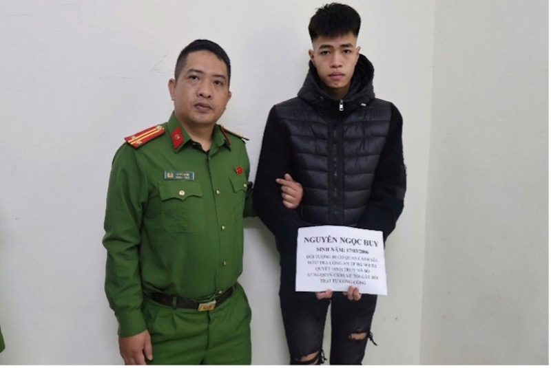 Vận động nhiều đối tượng truy nã ra đầu thú -0