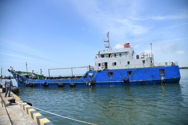 Cảnh sát biển 3 tạm giữ tàu cá vận chuyển 600.000 lít dầu DO 