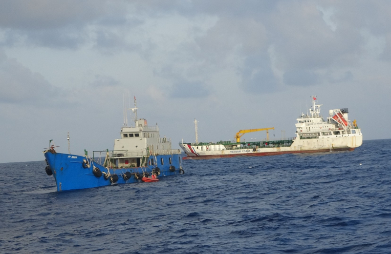 Cảnh sát biển 3 tạm giữ tàu cá vận chuyển 600.000 lít dầu DO 