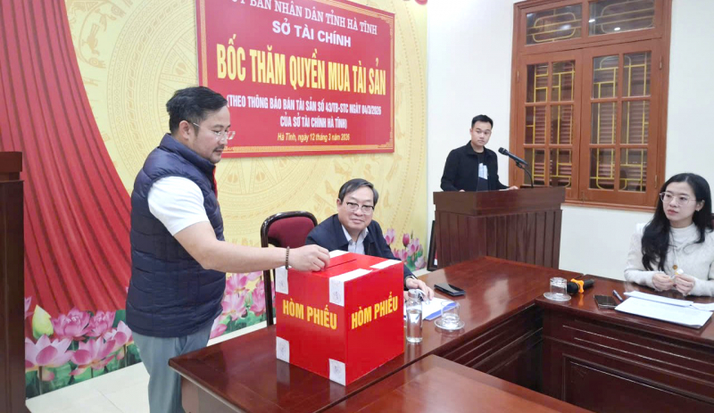 Một doanh nghiệp bốc thăm trúng quyền mua 3 yến vàng hơn 140 tỷ đồng -0