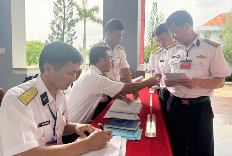 Cử tri thuộc Lữ đoàn 127 Vùng 5 Hải quân bỏ phiếu bầu cử sớm -0