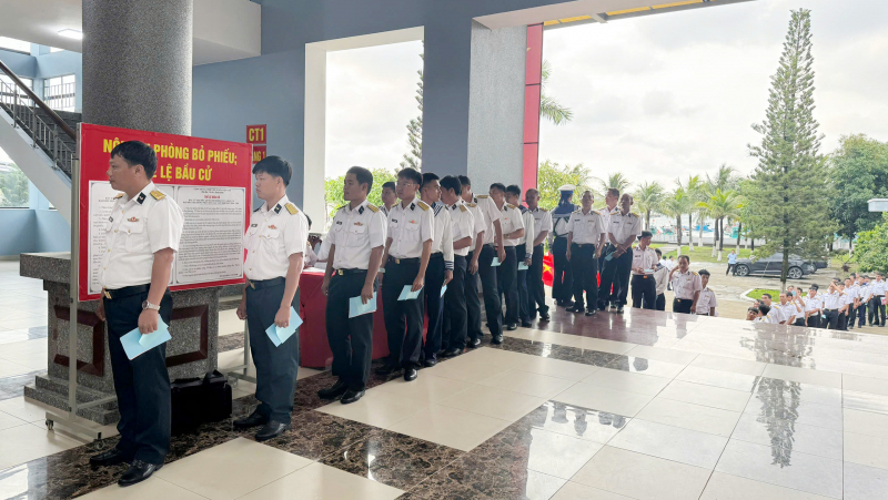 Cử tri thuộc Lữ đoàn 127 Vùng 5 Hải quân bỏ phiếu bầu cử sớm -0