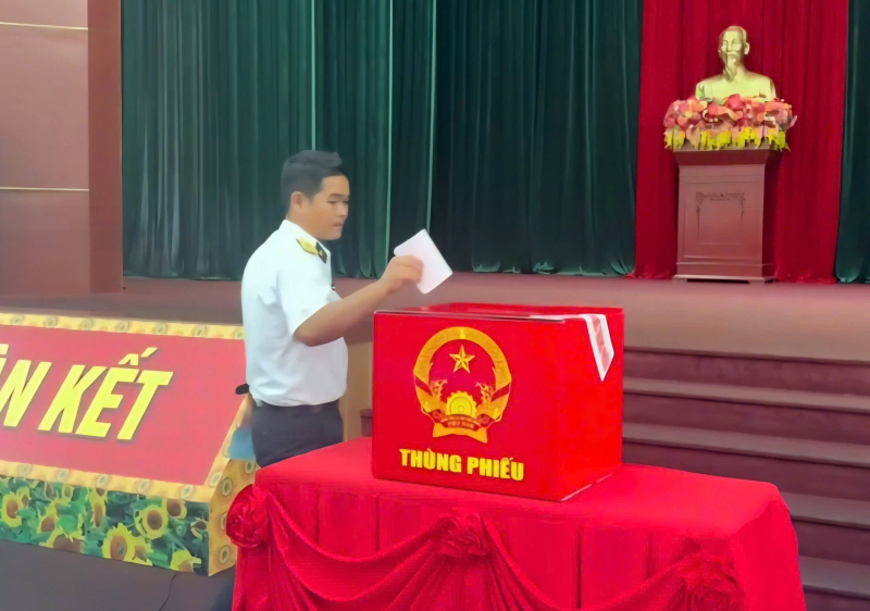 Cử tri thuộc Lữ đoàn 127 Vùng 5 Hải quân bỏ phiếu bầu cử sớm -1
