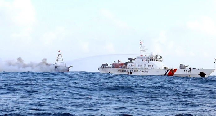 Bộ Tư lệnh Vùng Cảnh sát biển 4 cứu 4 ngư dân trên tàu cá bị cháy ở vùng biển Tây Nam -0