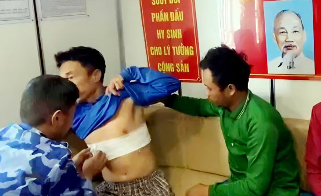 Bộ Tư lệnh Vùng Cảnh sát biển 4 cứu 4 ngư dân trên tàu cá bị cháy ở vùng biển Tây Nam -0