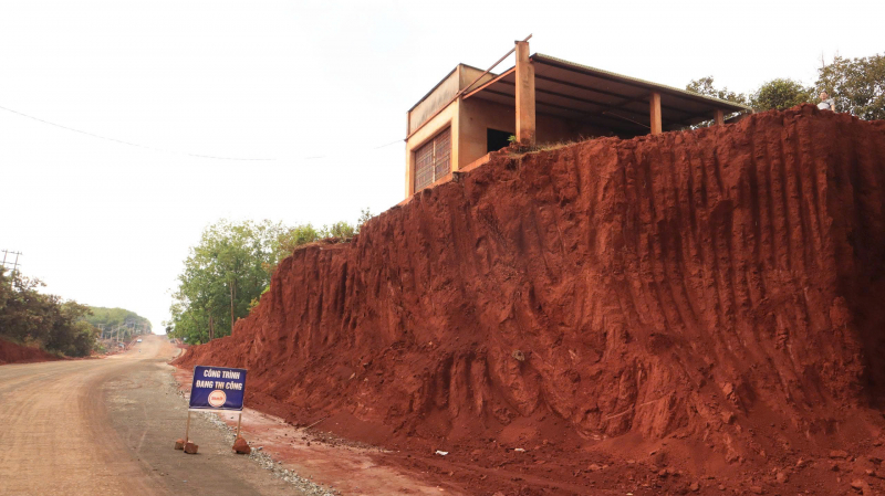 Công an Đồng Nai vào cuộc vụ hạ cốt nền làm đường khiến nhà dân chênh vênh -0