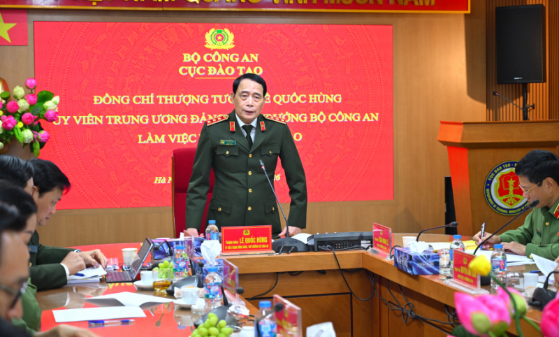 Thứ trưởng Lê Quốc Hùng làm việc với Cục Đào tạo -0