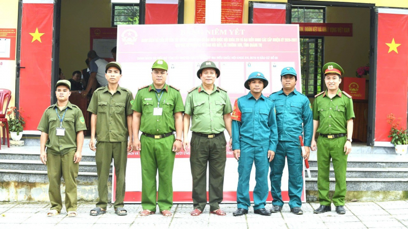 Bà còn biên giới Trường Sơn náo nức mừng ngày hội lớn  -0