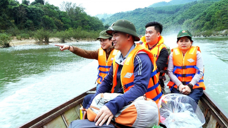 Bà còn biên giới Trường Sơn náo nức mừng ngày hội lớn  -0