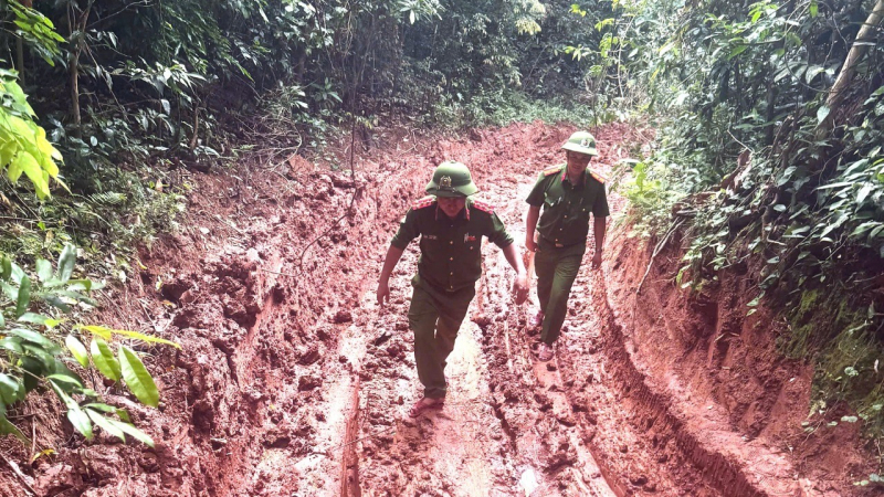 Bà còn biên giới Trường Sơn náo nức mừng ngày hội lớn  -0