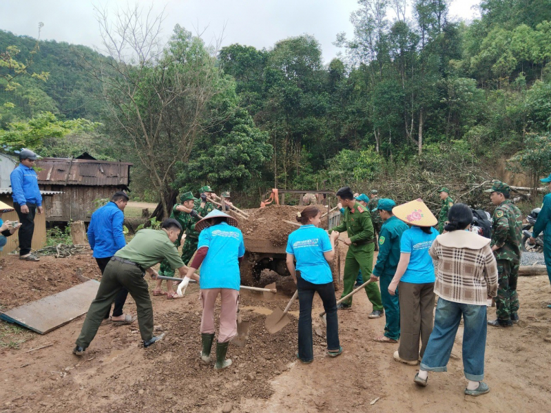 Bà còn biên giới Trường Sơn náo nức mừng ngày hội lớn  -0
