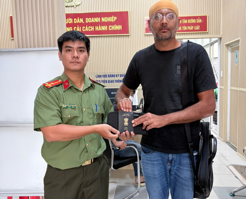 Người nước ngoài vui mừng nhận lại tài sản bị thất lạc -0