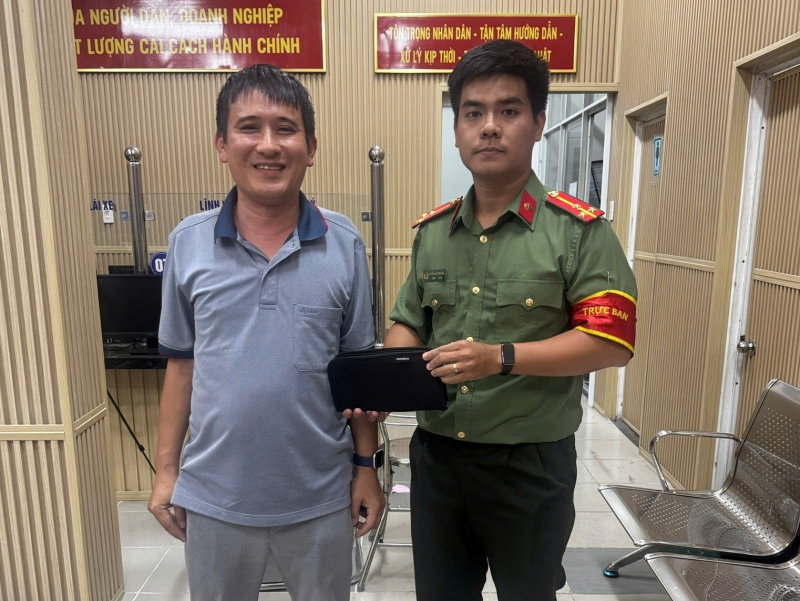 Người nước ngoài vui mừng nhận lại tài sản bị thất lạc -0