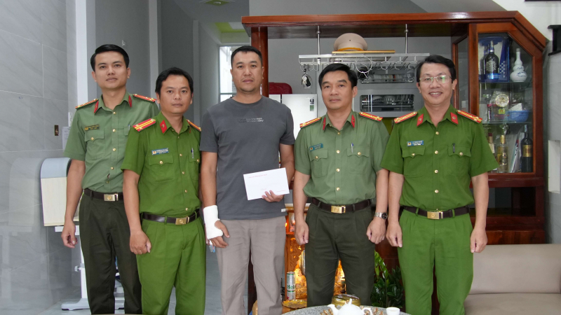 Quảng Ngãi: Công an xã bị thương khi khống chế đối tượng ma túy -0