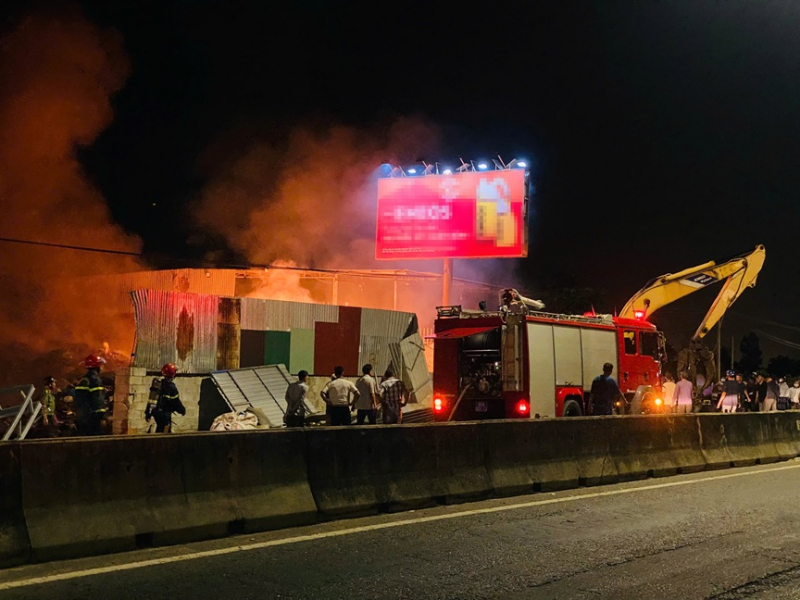 Nhanh chóng khống chế đám cháy lớn tại bãi tập kết phế liệu ở Lâm Đồng -0