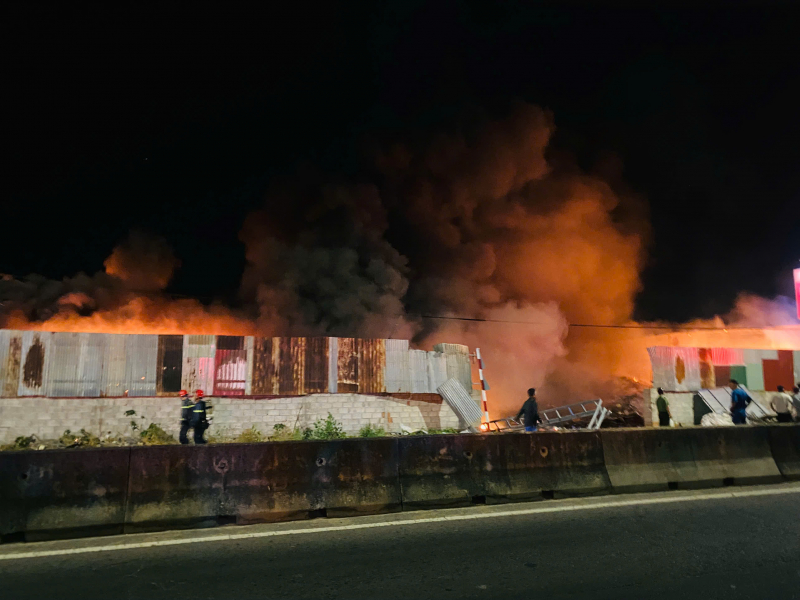 Nhanh chóng khống chế đám cháy lớn tại bãi tập kết phế liệu ở Lâm Đồng -0