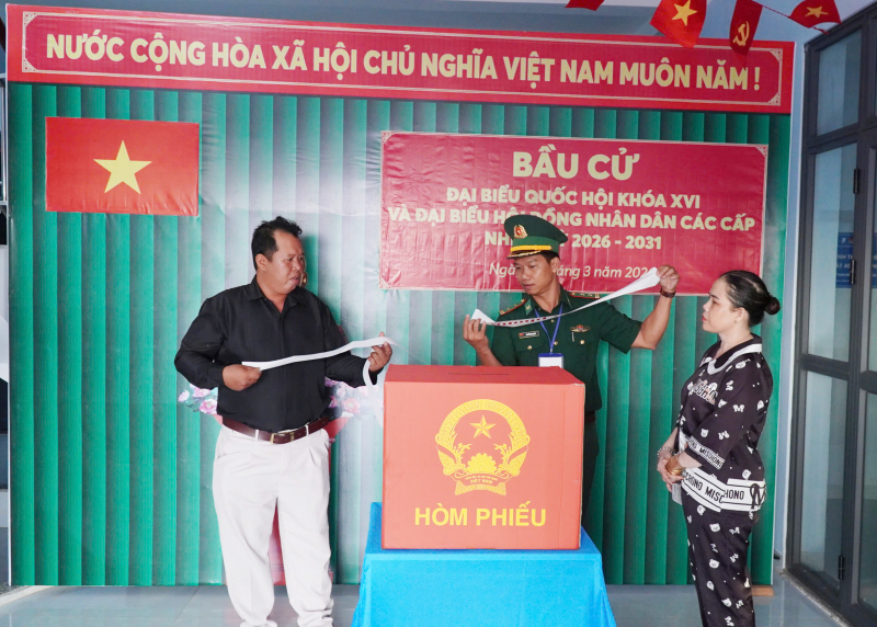 Cử tri bỏ phiếu bầu cử sớm ở hai đảo Hòn Khoai và Hòn Chuối ở Cà Mau -0