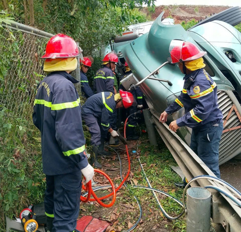 Kịp thời giải cứu tài xế mắc kẹt trong vụ tai nạn trên cao tốc Đà Nẵng – Quảng Ngãi -0
