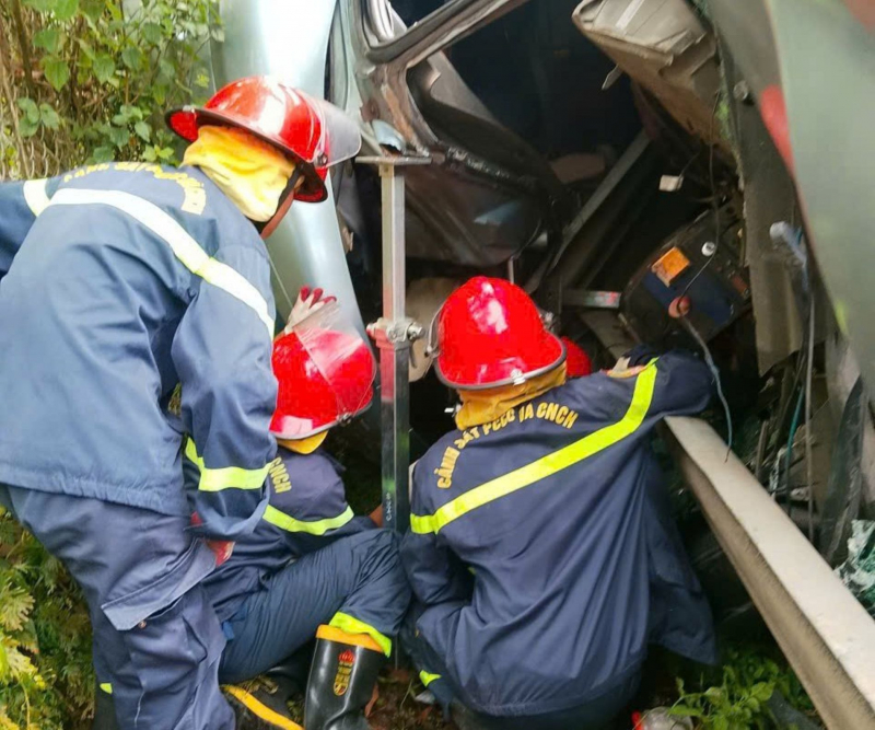 Kịp thời giải cứu tài xế mắc kẹt trong vụ tai nạn trên cao tốc Đà Nẵng – Quảng Ngãi -1