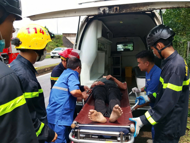 Kịp thời giải cứu tài xế mắc kẹt trong vụ tai nạn trên cao tốc Đà Nẵng – Quảng Ngãi -0