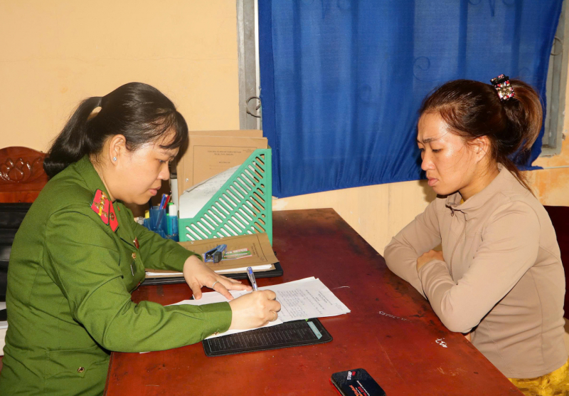 Công an Đồng Tháp vận động, tiếp nhận đối tượng truy nã ra đầu thú -0