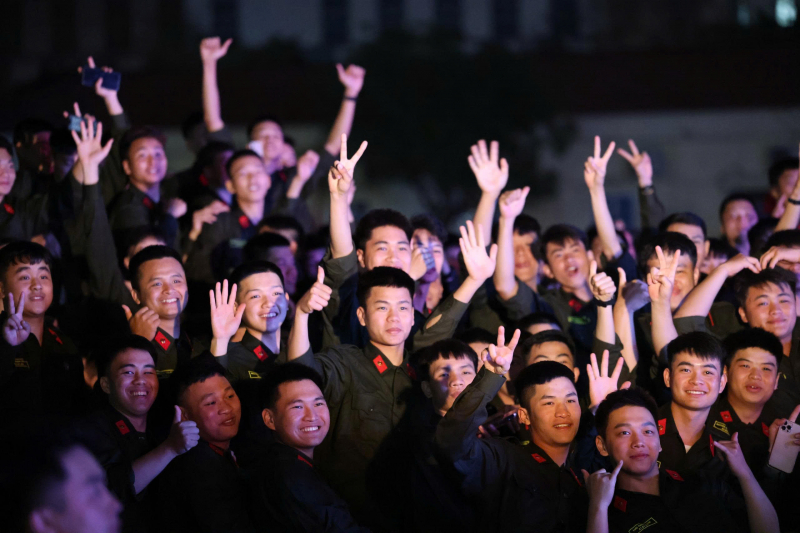 “Món quà đặc biệt” dành cho các tân binh -0