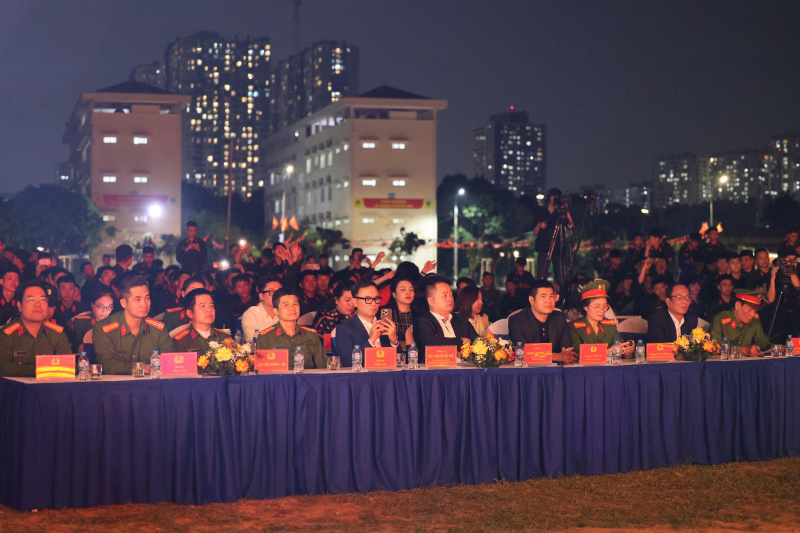 “Món quà đặc biệt” dành cho các tân binh -0