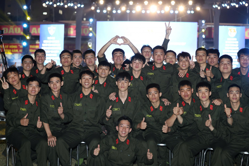 “Món quà đặc biệt” dành cho các tân binh -0