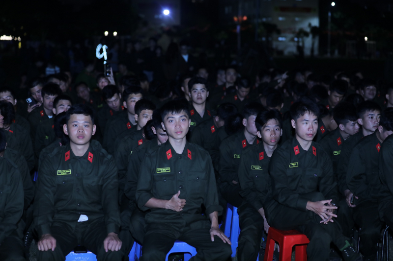 “Món quà đặc biệt” dành cho các tân binh -0