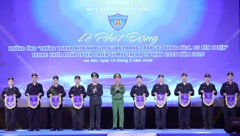 “Món quà đặc biệt” dành cho các tân binh -0