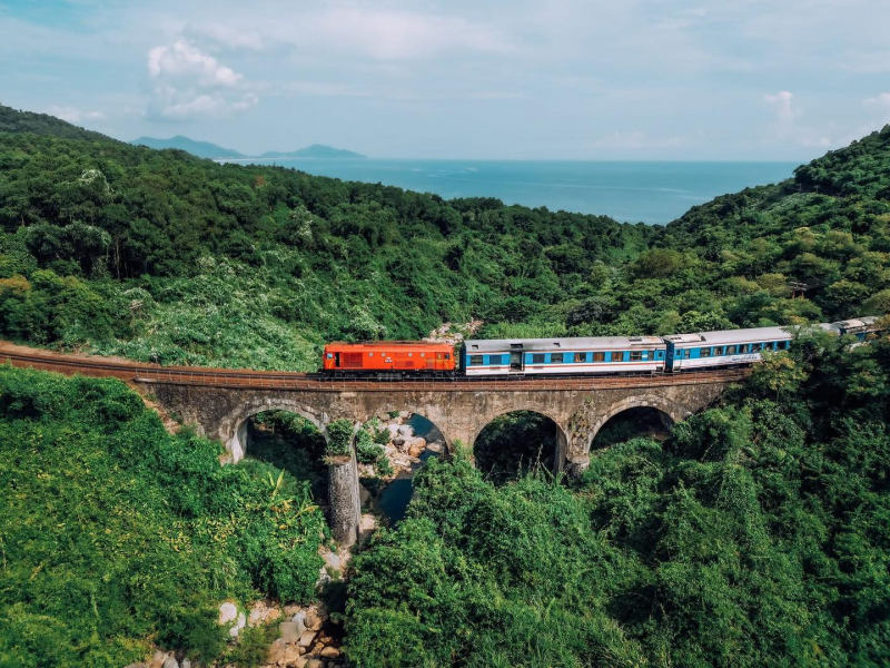 Tàu hàng trật bánh tại đèo Hải Vân, đường sắt Bắc – Nam tạm thời gián đoạn -0
