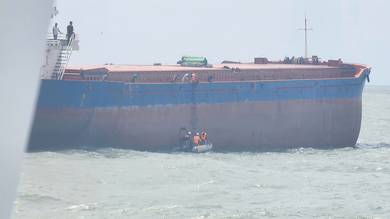 Cứu nạn thành công 4 thuyền viên tàu vận tải bị chìm trên biển -0