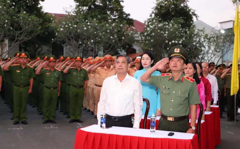 Cử tri là CBCS Công an, lực lượng tham gia bảo vệ ANTT cơ sở ở Cần Thơ hân hoan bỏ phiếu bầu cử sớm -0