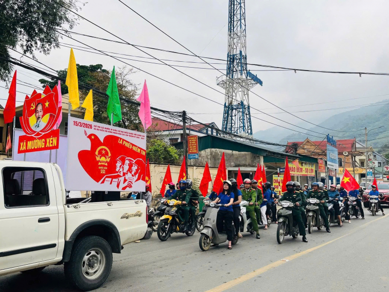 Công an xã Mường Xén căng mình hỗ trợ cử tri trước ngày bầu cử -0