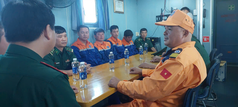 Cứu nạn thành công 4 thuyền viên tàu vận tải bị chìm trên biển -0